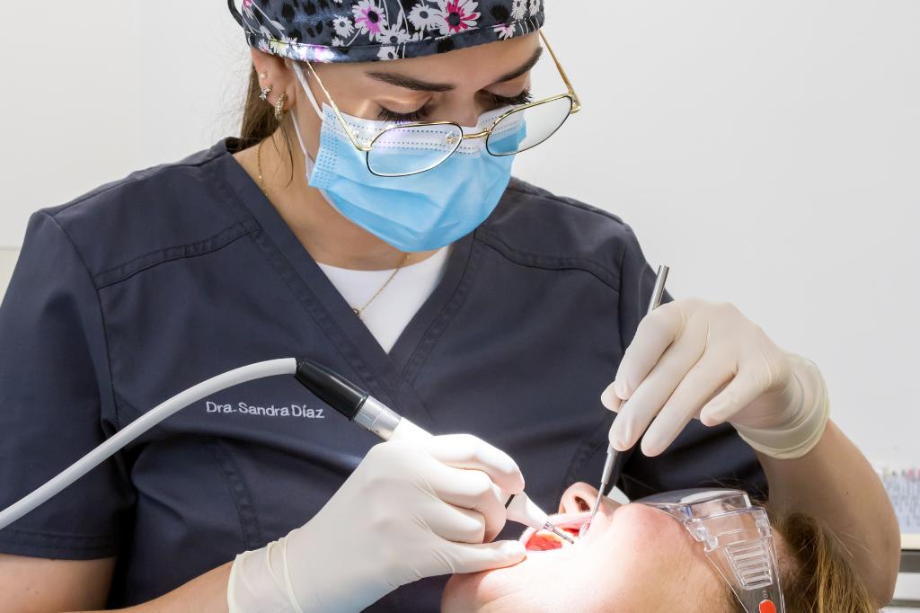 Profesional de Clínica Dental Riba atendiendo a un paciente de forma cercana y personalizada
